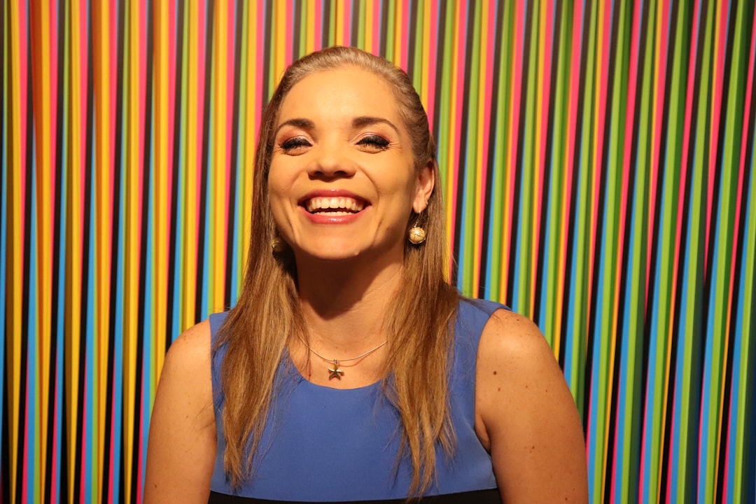 Mujer feliz sonriendo // Happy smiling woman