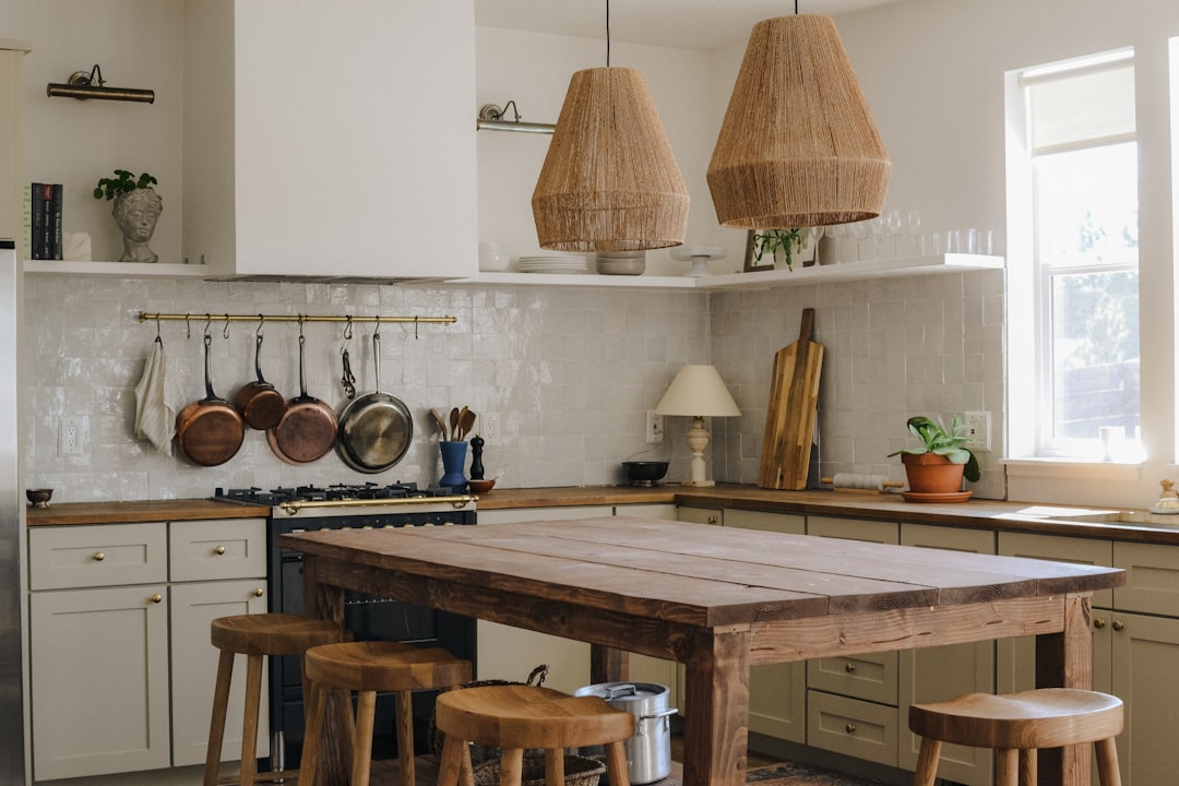 Warmte ontmoet innovatie in landelijke keuken trend 2026