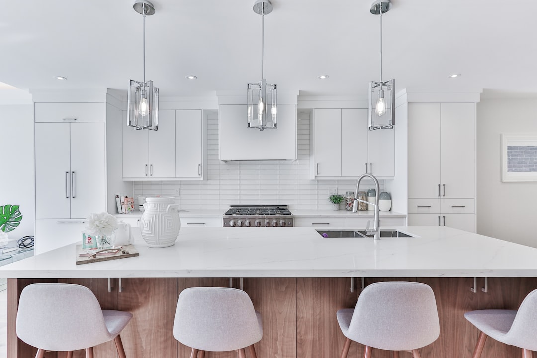 Keuken met kookeiland en zithoek populair in moderne woningen