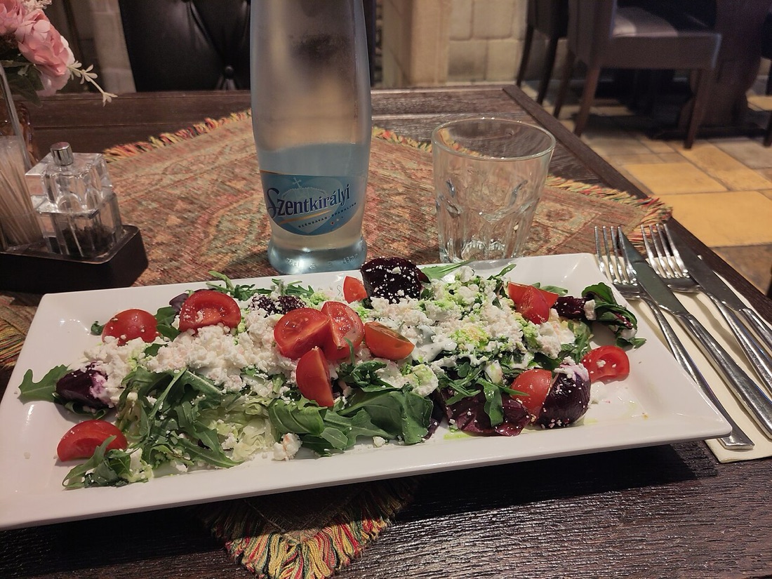 Geitenkaassalade met honing en walnoot