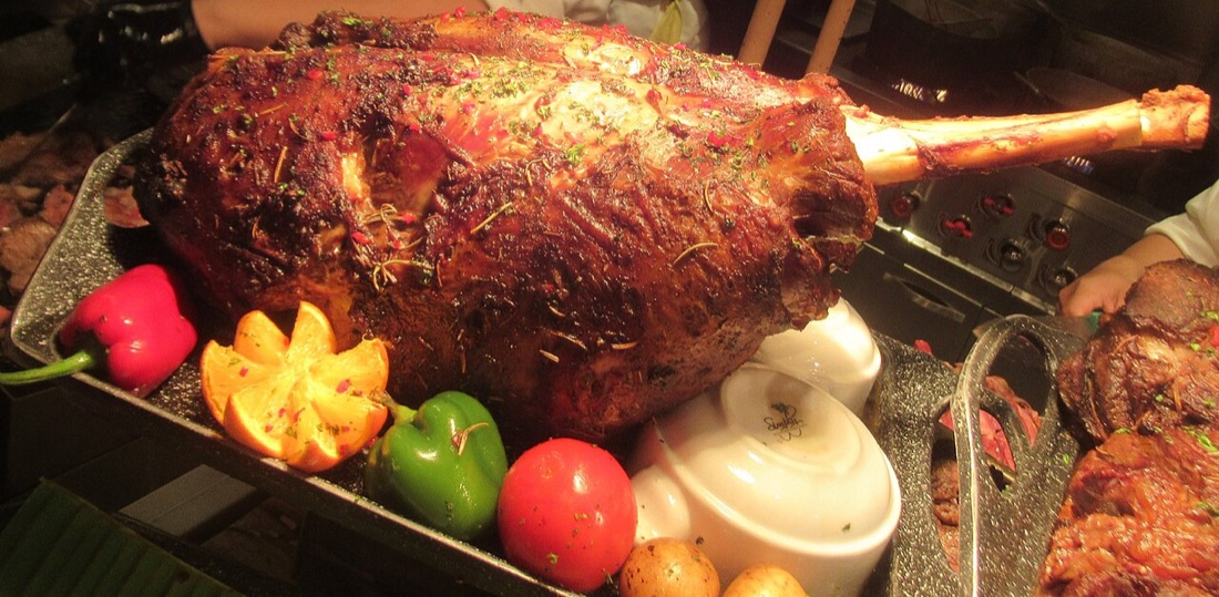 Lamsbout uit de oven met knoflook en tijm