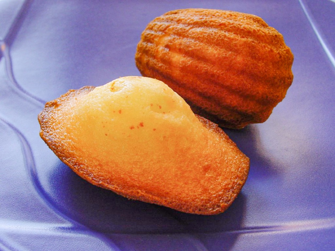 Madeleines: botercakejes met een bult, knapperige rand en zachte kruim