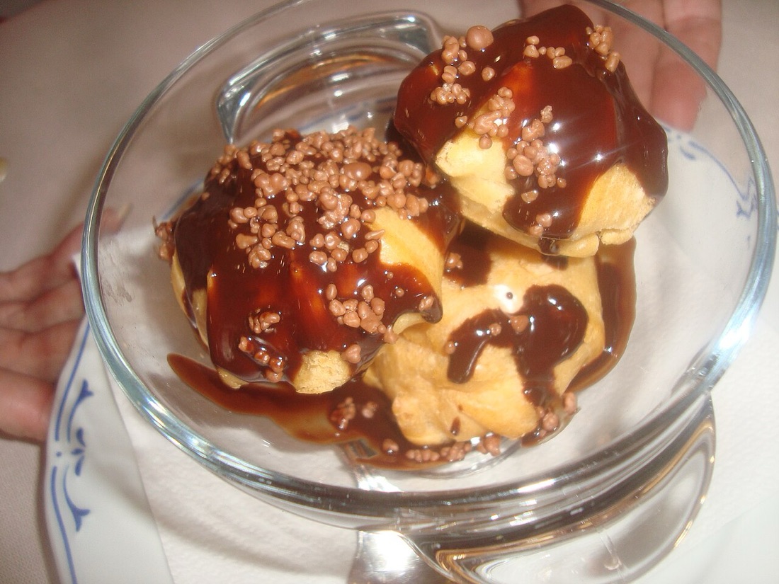Profiteroles met chocoladesaus
