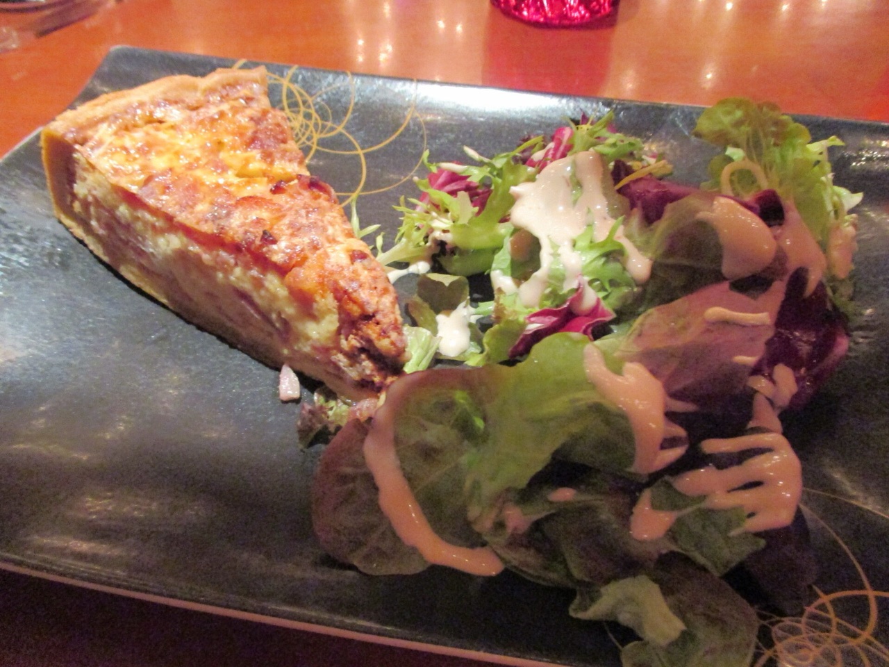 Quiche lorraine: de klassieke hartige taart met spek en een romige eiermassa