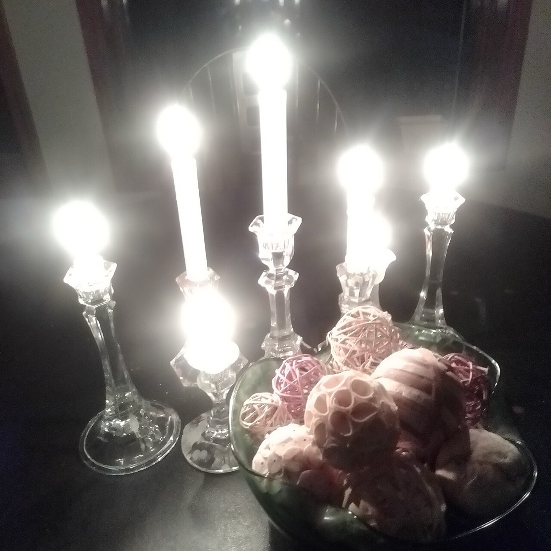 Sfeerlicht en kaarsen aan tafel: zo creëer je warmte