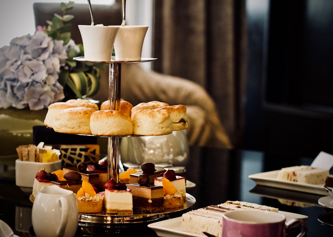 High tea thuis maken doe je zo met lekkere hapjes en theesoorten