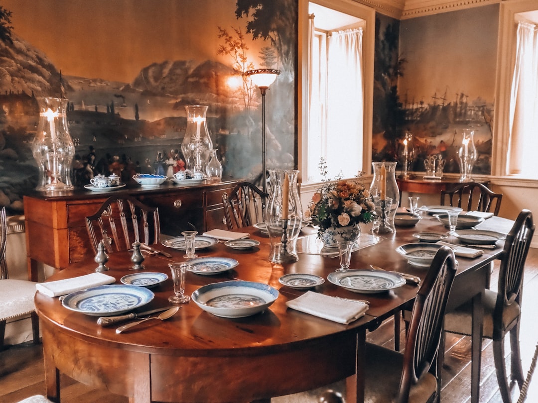 Zo herken je waardevolle vintage merken in antiek servies