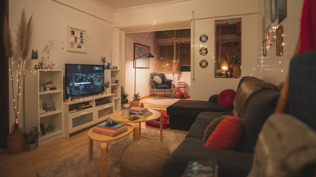 Combineer warme donkere materialen voor een sfeervolle woonkamer