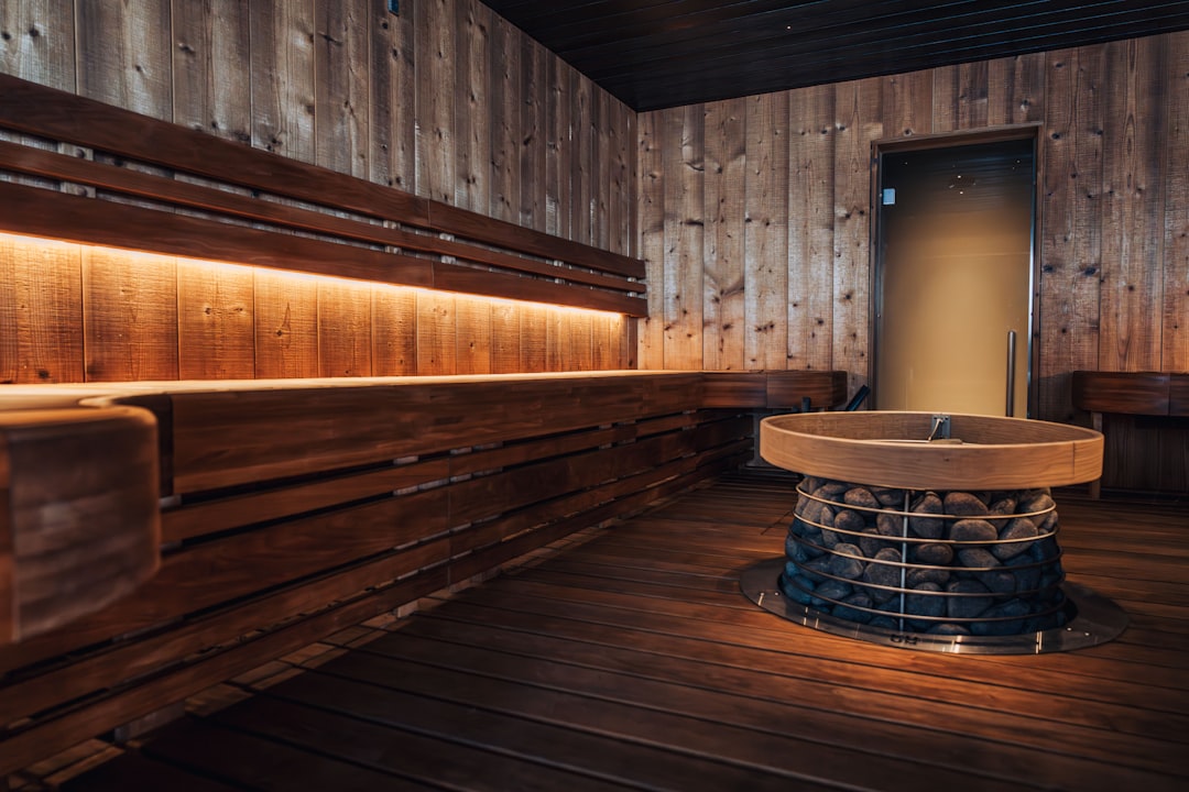 Donkere omhullende wellnessruimte of privésauna thuis creëren